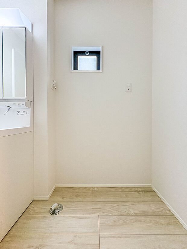 【ランドリースペース】毎日使う洗濯機。しっかりと奥行きのある置き場が確保されています。