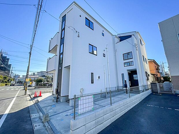 【玄関】家の顔となる玄関は、高いデザイン性が求められます。高級感と断熱性、防犯性に優れた玄関ドアを標準装備。ピッキング対策のセキュリティサムターン等、防犯に考慮しました。