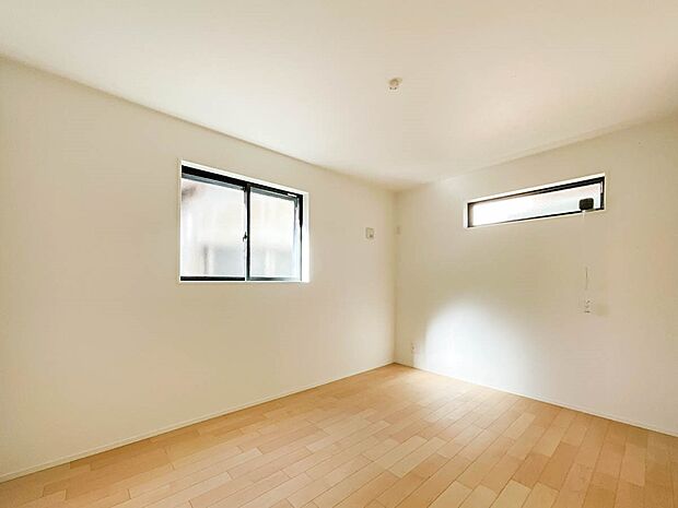 【子供部屋】お子様のお部屋にぴったりなクロークを備えたフローリング仕様の洋室です。