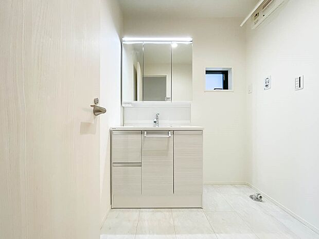 【洗面台】 十分な大きさの洗面台は、身だしなみチェックや歯磨きなど、朝の慌ただしい時間でもホテルライクなスペースで余裕とゆとりを感じて頂けます。