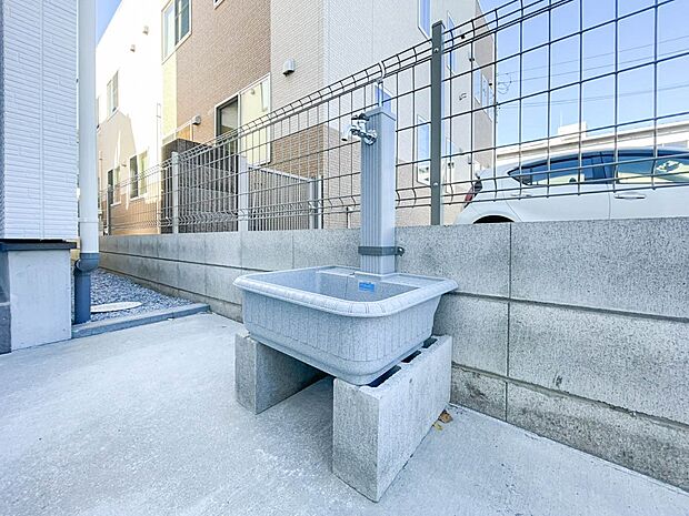 【外水栓】お庭への水撒きや車の洗車、家の外壁の掃除などに利用できる、あると便利な外水栓。