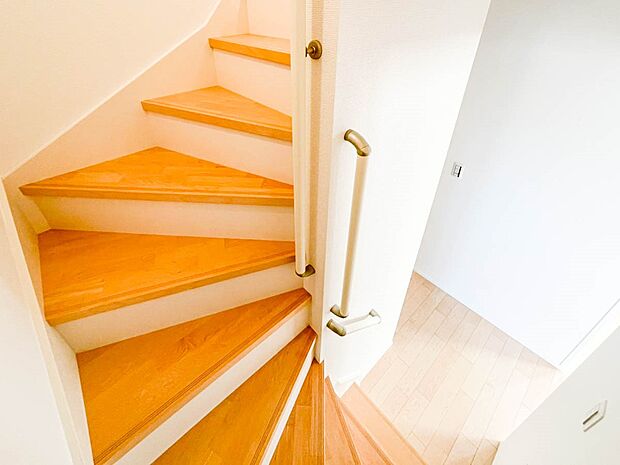 【手すり付階段】手すりがないと階段の昇り降りで危険なことはもちろん、壁に手をつきながら歩くことで壁紙が汚れやすくなります。すべての方に快適に昇り降りしていただくため、手すりを設置しました。