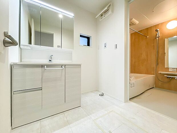 【脱衣所】洗面所は小さなプライベートスペース。歯磨き、洗顔と毎日施す個人空間。