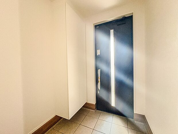 【玄関】上質感漂うアプローチ。居住者の帰り、訪れる方を優しく迎える。