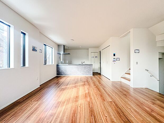 【LDK】うららかな陽射しがどのお部屋にも降り注ぎますように、快適さを追求した間取設計。得難い立地環境での生活を恵みの豊かな永住の地へと変えてくれます。