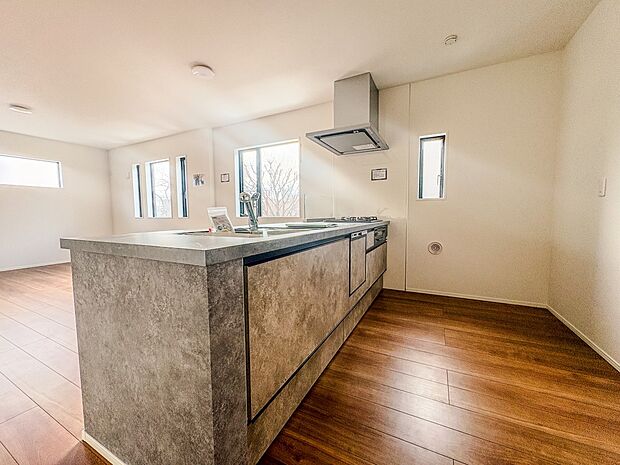 【キッチン】ナチュラルな自然光の中での調理。会話が弾む対面型キッチン。お洒落な食器類を余裕で収納できるスペース。動きやすい女性目線のキッチン動線。これからはお料理をつくる時間が劇的に変わりま…