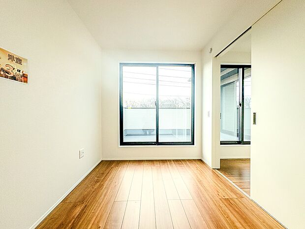 【洋室】お子様のお部屋にぴったりなクロークを備えたフローリング仕様の洋室です。