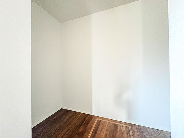 【WIC】各所に配置された収納スペースは、洋服や小物はもちろんのこと、掃除機や日用予備品・お子様のおもちゃなど様々な物を収納して頂ける便利なスペースです。