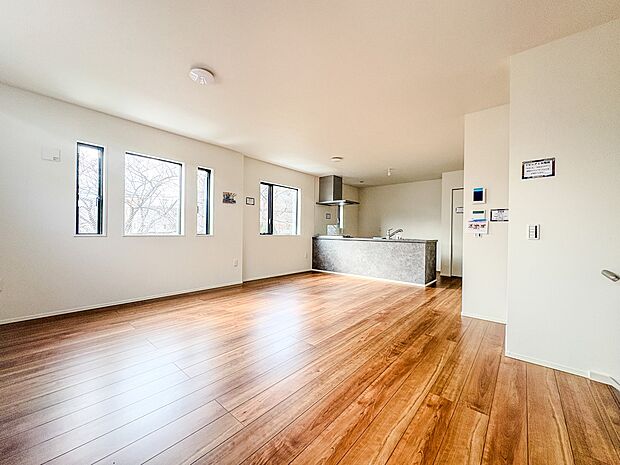 【LDK】通風・採光に優れ、心地よい光と風が溢れています。贅沢で豊かな居住性とプライドを満たすクオリティが見事に調和した住空間。こちらの写真はCGで家具を設置しております。