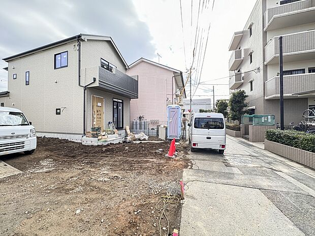 【駐車場】ゆったりとした駐車スペースを確保。大きめのお車でもOK。