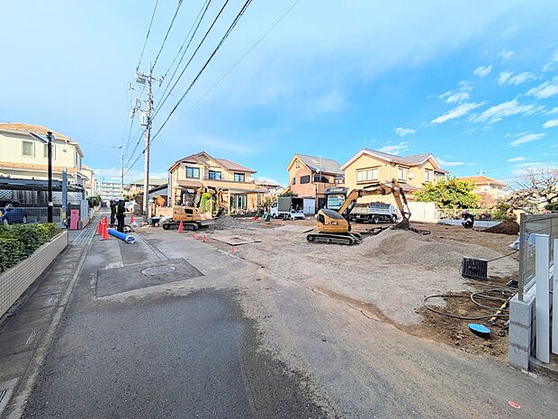 家の前は美しい通りになっていますが、クルマが比較的少なく。家のまわりで遊ぶお子さまも安心です。