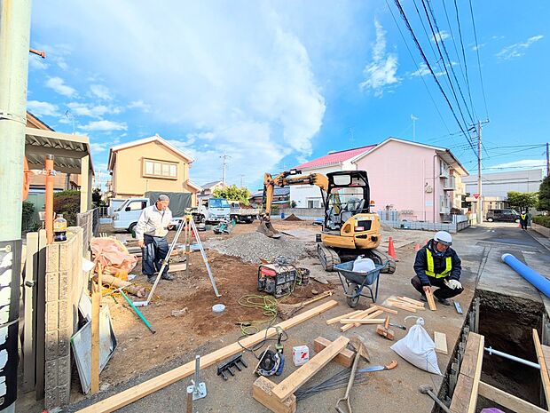 カースペース2台可/駐輪スペース。広々カースペースです。自転車、バイクなども置き場に困りません。