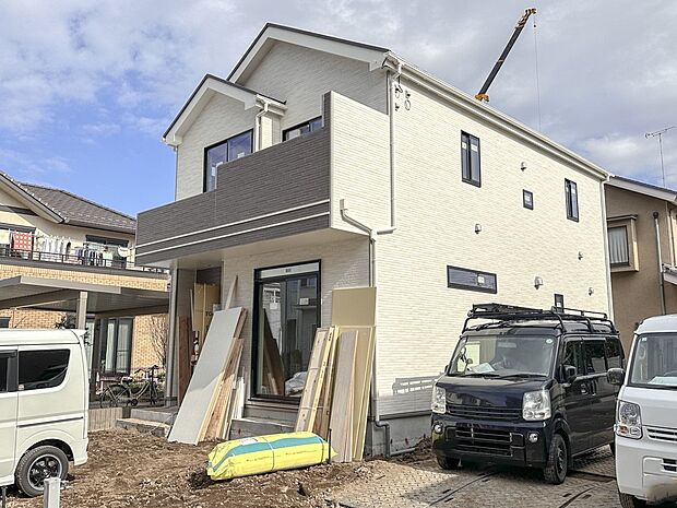 家の前は美しい通りになっていますが、クルマが比較的少なく。家のまわりで遊ぶお子さまも安心です。