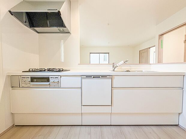 A号棟【キッチン】ナチュラルな自然光の中での調理。お洒落な食器類を余裕で収納できるスペース。動きやすい女性目線のキッチン動線。これからはお料理をつくる時間が劇的に変わります。