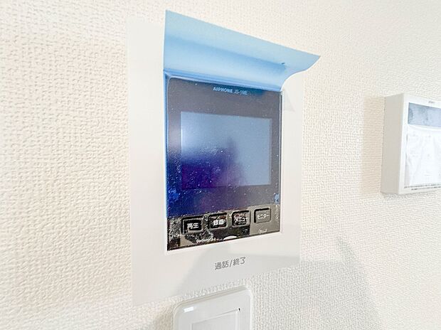 【TVモニター付インターホン】来訪者の様子を室内TVモニターでチェック。対応したくないセールスを断りやすく、子どもに留守番をさせるときも安心。不在時の来訪者を録画でき、犯罪抑止効果も期待でき…