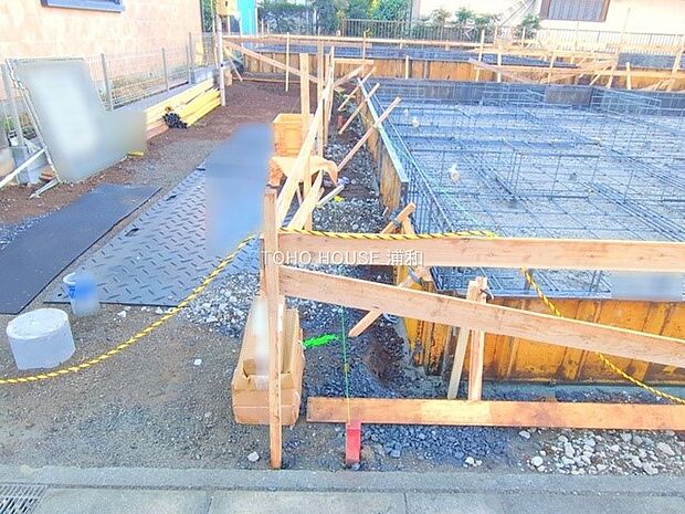 A号棟【外観】堂々たる趣ながら、主張し過ぎずどこか余裕を感じさせるシャープなフォルムで佇む邸宅は、晴天の空と照らし合わせる事で、本来あるべき完成形の姿を見せてくれます。