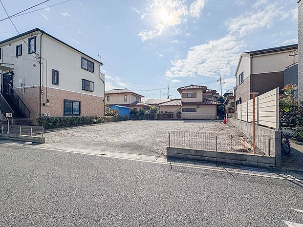 A号棟【前面道路】車の通行が少ないので、静かな住環境を維持することができます。