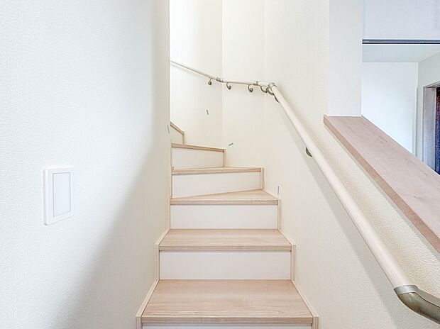 A号棟【手すり付階段】手すりがないと階段の昇り降りで危険なことはもちろん、壁に手をつきながら歩くことで壁紙が汚れやすくなります。すべての方に快適に昇り降りしていただくため、手すりを設置しまし…