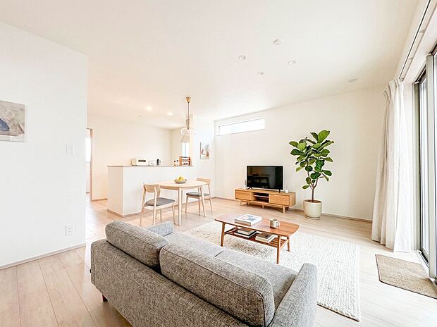 A号棟【LDK15.75帖】リビングにいるお子様と会話をしながら家事ができるカウンターキッチン。いま手があいているか、忙しそうなのか相手の様子を伺いながらコミュニケーションをとる訓練にもなり…