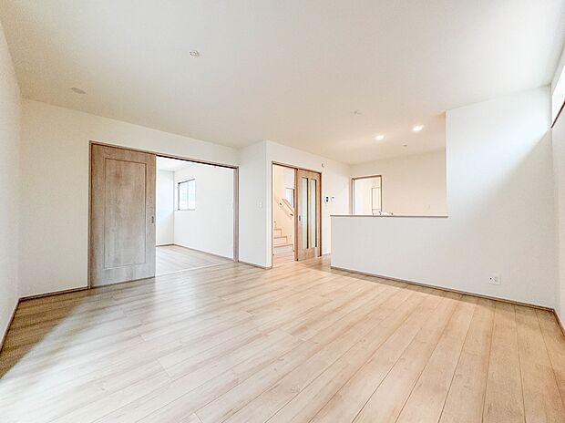 A号棟【LDK15.75帖】ダイニングテーブルを置いても十分な広さが確保されています。