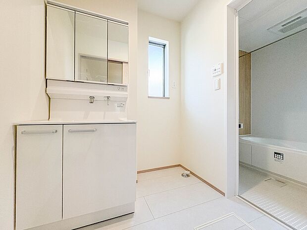 A号棟【ランドリースペース】毎日使う洗濯機。しっかりと奥行きのある置き場が確保されています。