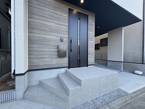 【玄関】玄関はおうちの顔と言われます。玄関アプローチは、外観デザインの印象を左右します。ご家族の個性を出しながら、素敵な玄関でお客様をお迎えしてください。