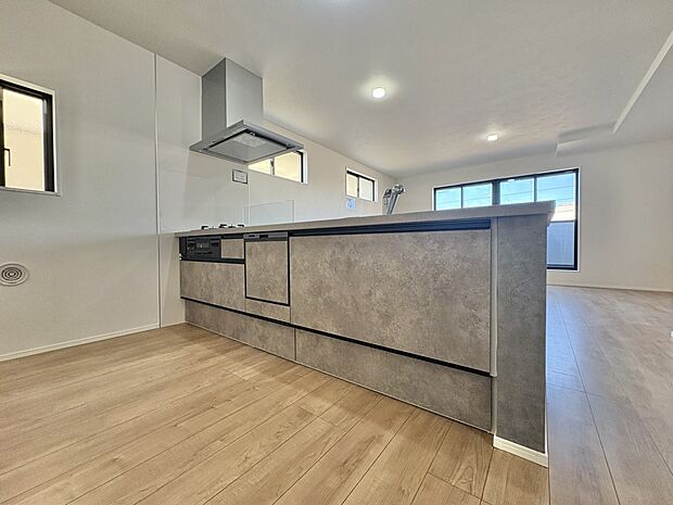 【キッチン】ナチュラルな自然光の中での調理。会話が弾む対面型キッチン。お洒落な食器類を余裕で収納できるスペース。動きやすい女性目線のキッチン動線。これからはお料理をつくる時間が劇的に変わりま…