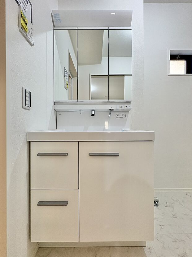 【洗面台】 十分な大きさの洗面台は、身だしなみチェックや歯磨きなど、朝の慌ただしい時間でもホテルライクなスペースで余裕とゆとりを感じて頂けます。