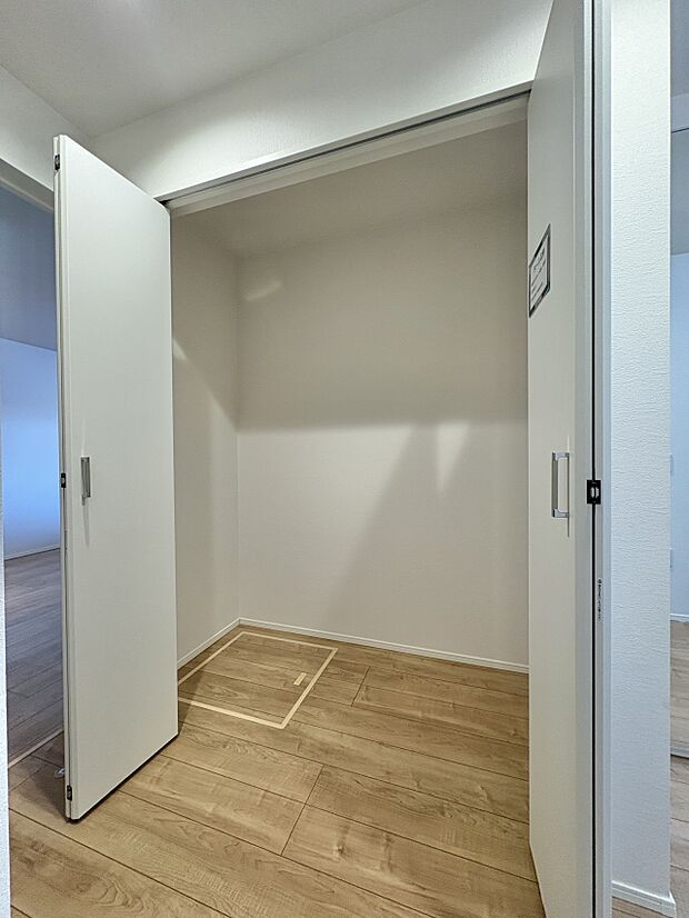 【WIC（ウォークインクローゼット）】  たくさんの洋服をかけてもシワになりにくいウォークインクローゼット。洋服以外にも、普段使わない家電やスーツケース、ストック品など何でも片付く嬉しい空間…