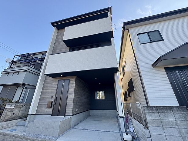 【外観】家族の温かさと陽光の暖かさ、楽しい毎日と明るい未来を予感させる「空間が織り成すひとつ先の住み心地」を演出します。