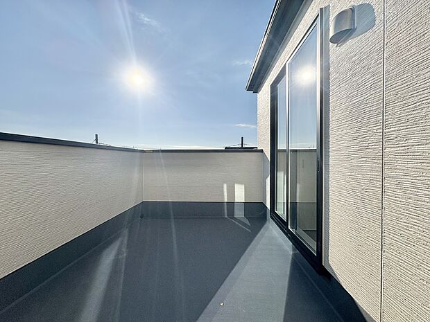 【バルコニー】  バルコニーから差し込む陽光・通風は、住環境・快適性と共に有り続ける貴重な「財産」です。