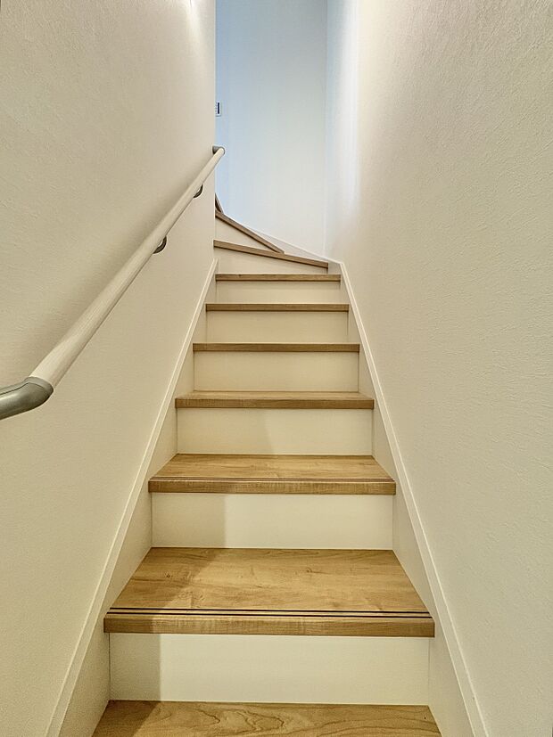 【手すり付階段】手すりがないと階段の昇り降りで危険なことはもちろん、壁に手をつきながら歩くことで壁紙が汚れやすくなります。すべての方に快適に昇り降りしていただくため、手すりを設置しました。