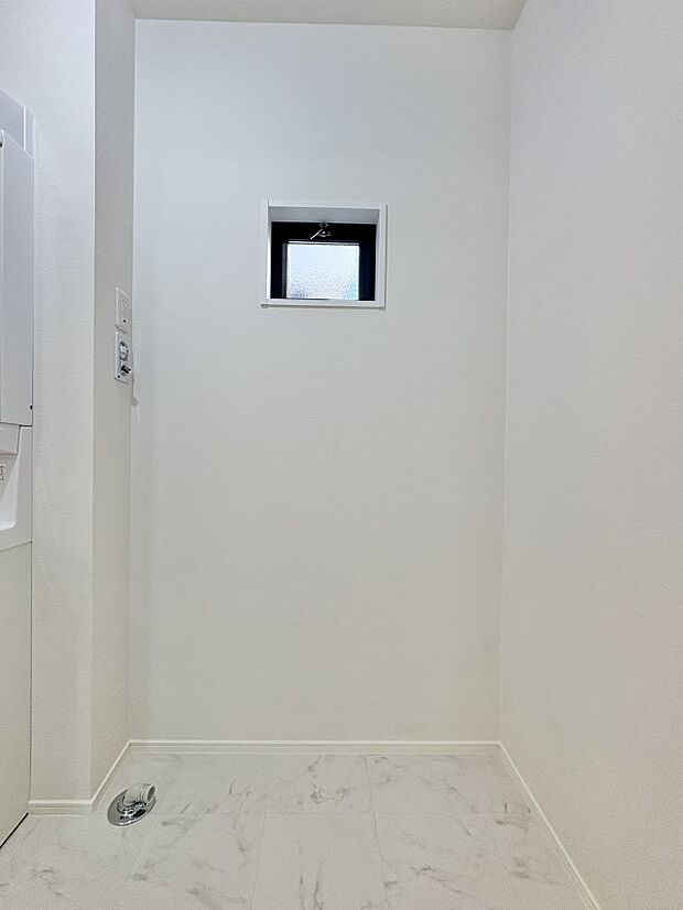 【ランドリースペース】毎日使う洗濯機。しっかりと奥行きのある置き場が確保されています。