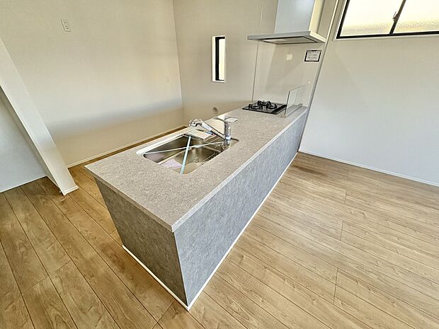 【ダイニングキッチン】会話でホッとコミュニケーションできるリビング。料理でホッとハピネスになるキッチンなど。人をホッとさせる最新設備・仕様を採用しています。