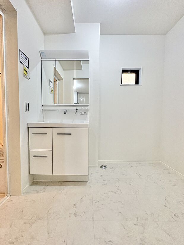 【脱衣所】洗面所は小さなプライベートスペース。歯磨き、洗顔と毎日施す個人空間。