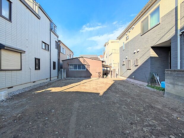 堂々たる趣ながら、主張し過ぎずどこか余裕を感じさせるシャープなフォルムで佇む邸宅は、晴天の空と照らし合わせる事で、本来あるべき完成形の姿を見せてくれます。