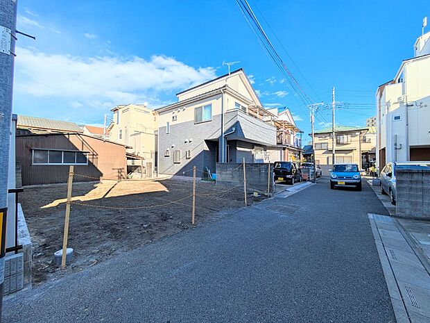 家の前をまっすぐの通りが走っている。クルマは少なく、人々は毎朝、ウォーキング、ジョギング、犬の散歩など、フリーな朝時間を過ごしている。