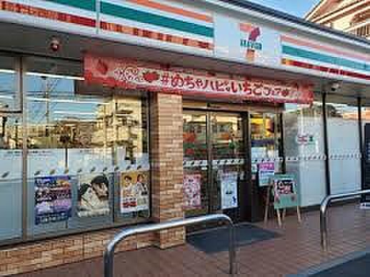 コンビニ 245m セブンイレブンさいたま日進駅東店(セブンイレブンは近くて便利を掲げています。近くとは、心の近さ。便利とはモノが期待以上の品質でお客さまに届くこと。セブン銀行など新しいサー…