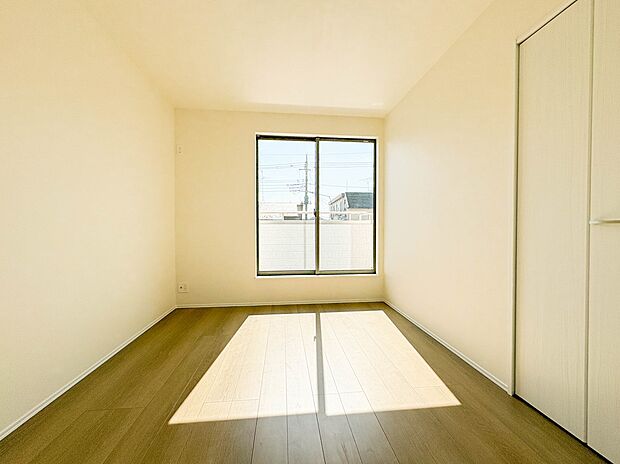 C号棟【寝室7.25帖】シンプルな内装はおしゃれのポイントです。シンプルは華美より飽きがこないからです。色や模様でおしゃれ感をだす。それがシンプルイズビューティーです。