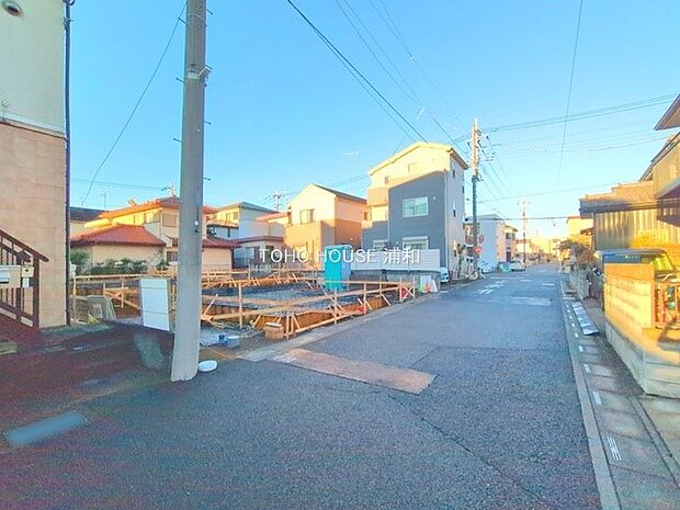 C号棟【前面道路】家の前をまっすぐの通りが走っている。クルマは少なく、人々は毎朝、ウォーキング、ジョギング、犬の散歩など、フリーな朝時間を過ごしている。