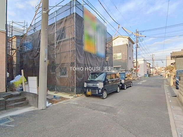 C号棟【前面道路】家の前をまっすぐの通りが走っている。クルマは少なく、人々は毎朝、ウォーキング、ジョギング、犬の散歩など、フリーな朝時間を過ごしている。