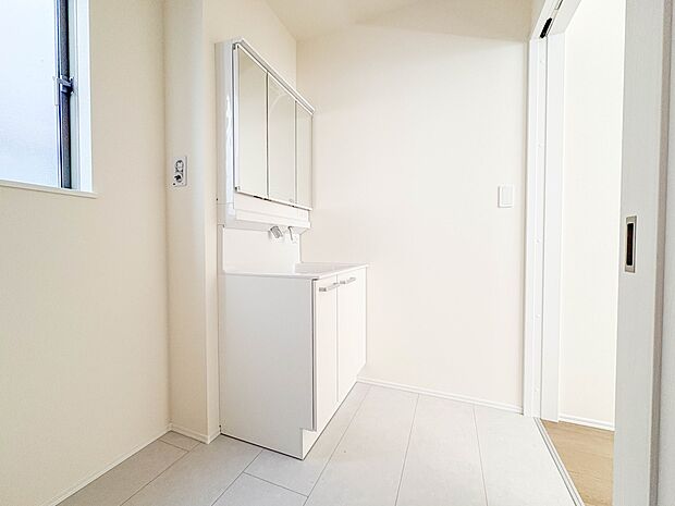 C号棟【脱衣所】脱衣所、洗面所は小さなプライベートスペース。歯磨き、洗顔と毎日施す個人空間。