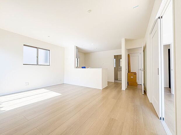 C号棟【LDK15帖】リビングにいるお子様と会話をしながら家事ができるカウンターキッチン。いま手があいているか、忙しそうなのか相手の様子を伺いながらコミュニケーションをとる訓練にもなります。…