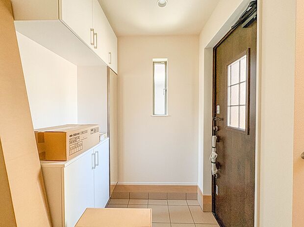 B号棟【ミラー付シューズボックス】背の高いシューズボックスは、スタンドミラーにもなって全身のコーディネートチェックが可能。朝の身だしなみチェックに最適です