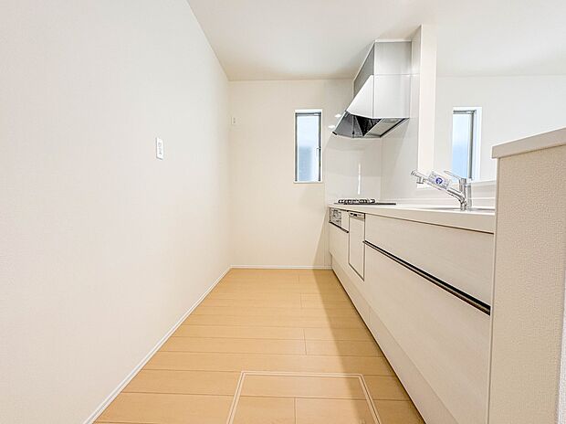 B号棟【キッチン】ナチュラルな自然光の中での調理。お洒落な食器類を余裕で収納できるスペース。動きやすい女性目線のキッチン動線。これからはお料理をつくる時間が劇的に変わります。