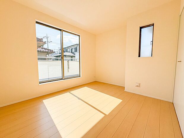 B号棟【寝室7.5帖】シンプルな内装はおしゃれのポイントです。シンプルは華美より飽きがこないからです。色や模様でおしゃれ感をだす。それがシンプルイズビューティーです。