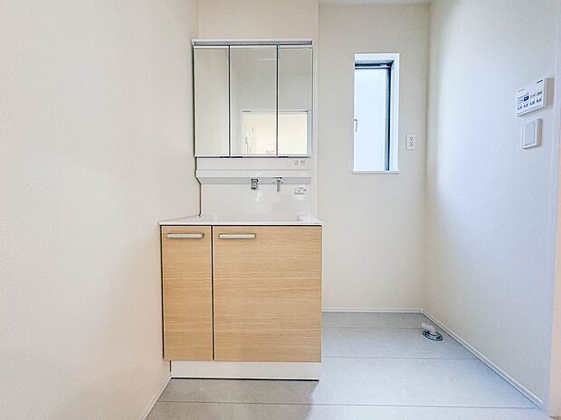 B号棟【三面鏡洗面化粧台】 ミラーを手前に引けば、楽な姿勢で髭剃りやメイクができます。合わせ鏡にすればヘアスタイルのチェックもラクラク。洗面化粧台のミラー裏にはたっぷり入る収納スペースを設…