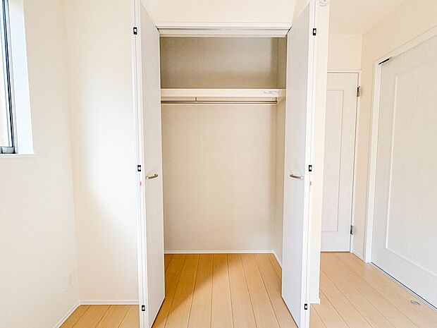 B号棟【CL(クローゼット)】 壁面クローゼットのメリットは、衣類が横一列に並ぶためひと目で洋服が選びやすいこと。衣類をたくさんお持ちの方も、限られたスペース内に無理なく収納することができ…