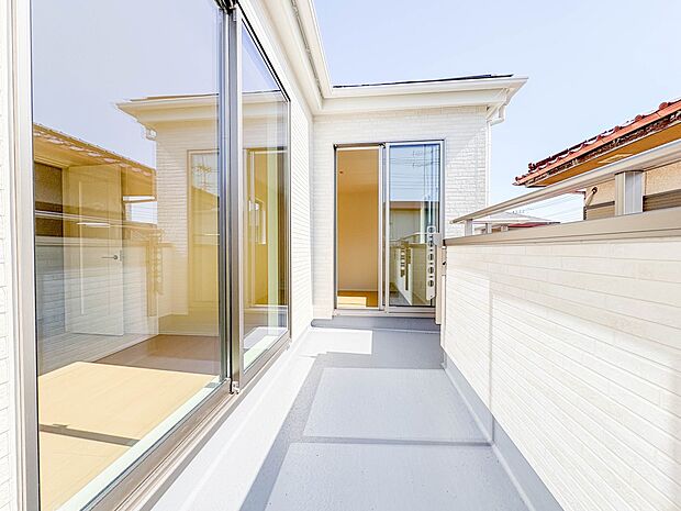 B号棟【バルコニー】 バルコニーから差し込む陽光・通風は、住環境・快適性と共に有り続ける貴重な「財産」です。