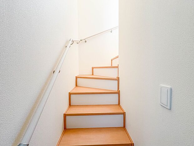 B号棟【手すり付階段】手すりがないと階段の昇り降りで危険なことはもちろん、壁に手をつきながら歩くことで壁紙が汚れやすくなります。すべての方に快適に昇り降りしていただくため、手すりを設置しまし…